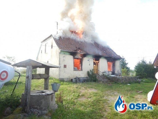 Pożar domu jednorodzinnego w gminie Gołdap. W akcji 6 zastępów strażaków. OSP Ochotnicza Straż Pożarna