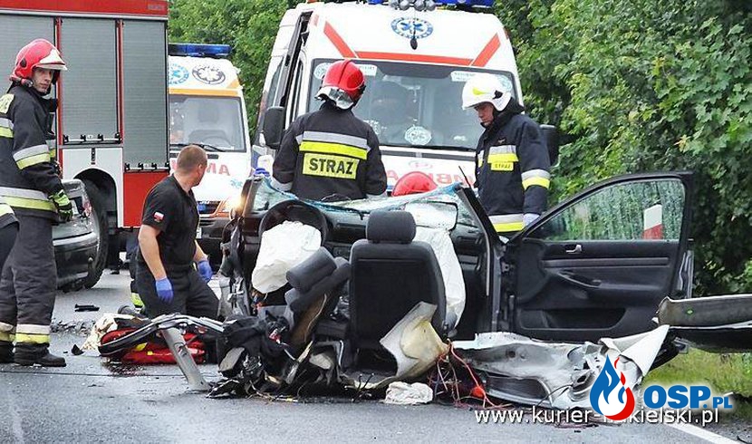 Audi rozpadło się na dwie części, po wypadku na krajowej dziesiątce! OSP Ochotnicza Straż Pożarna