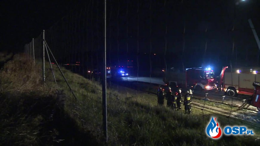 "Fiat zwiany z drogi na autostradzie A1". 24-letni kierowca zginął. OSP Ochotnicza Straż Pożarna