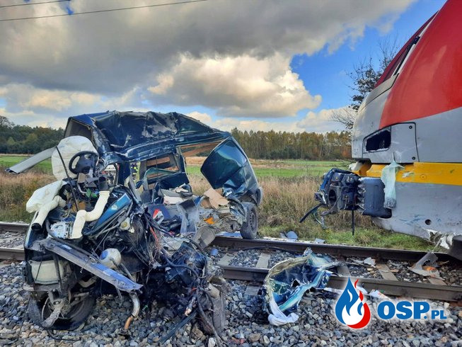Tragedia na przejeździe kolejowym. Kierowca busa wjechał wprost pod pociąg. OSP Ochotnicza Straż Pożarna