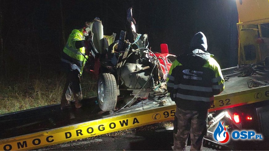 Mazda rozpadła się na pół. Tragiczny wypadek na trasie Wieleń - Kuźniczka. OSP Ochotnicza Straż Pożarna