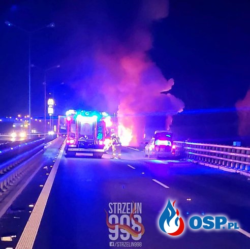 Ciężarówka uderzyła w bariery, wybuchł pożar. Groźne zdarzenie na A4. OSP Ochotnicza Straż Pożarna
