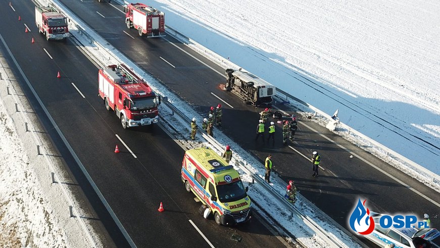 Wypadek śmiertelny na obwodnicy Niemodlina. Bus przewrócił się na bok. OSP Ochotnicza Straż Pożarna