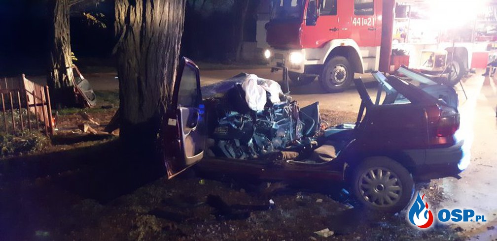 Opel uderzył w przydrożne drzewo. Dwie osoby zginęły. OSP Ochotnicza Straż Pożarna
