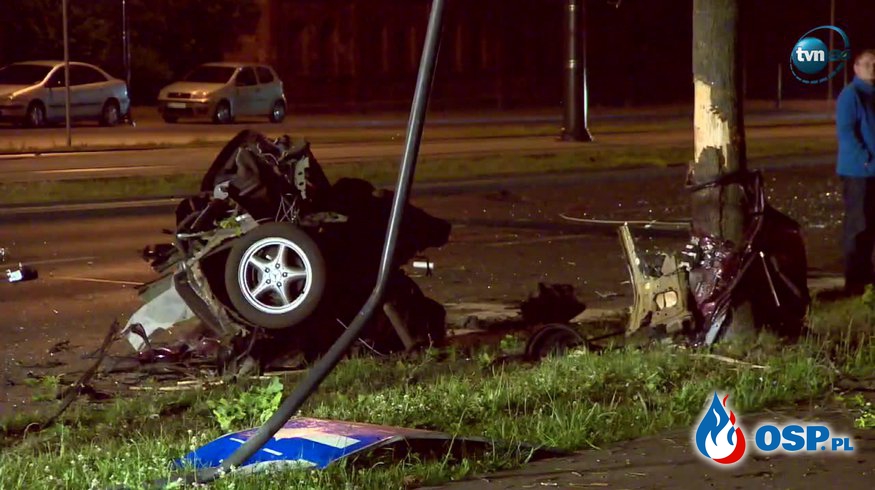 Mercedes rozpadł się na dwie części po wypadku w Łodzi. Dwie osoby zginęły. OSP Ochotnicza Straż Pożarna