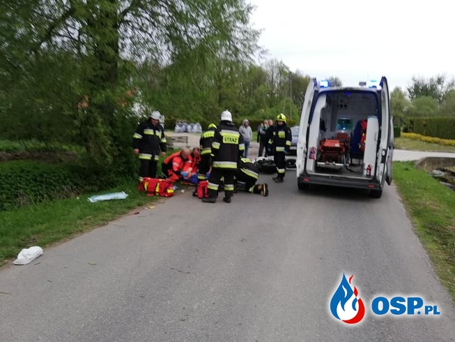Wypadek skutera we Włodarach. Ranny kierowca. OSP Ochotnicza Straż Pożarna
