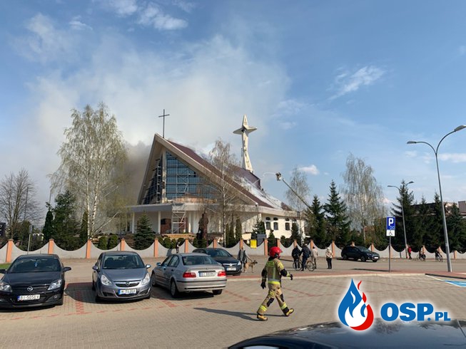 Pożar kościoła w Białymstoku. Z ogniem walczy 10 zastępów strażaków. OSP Ochotnicza Straż Pożarna