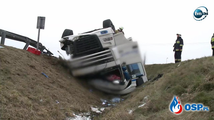 Kierowca uwięziony w kabinie ciężarówki po tym, jak wiatr przewrócił ją na bok! OSP Ochotnicza Straż Pożarna