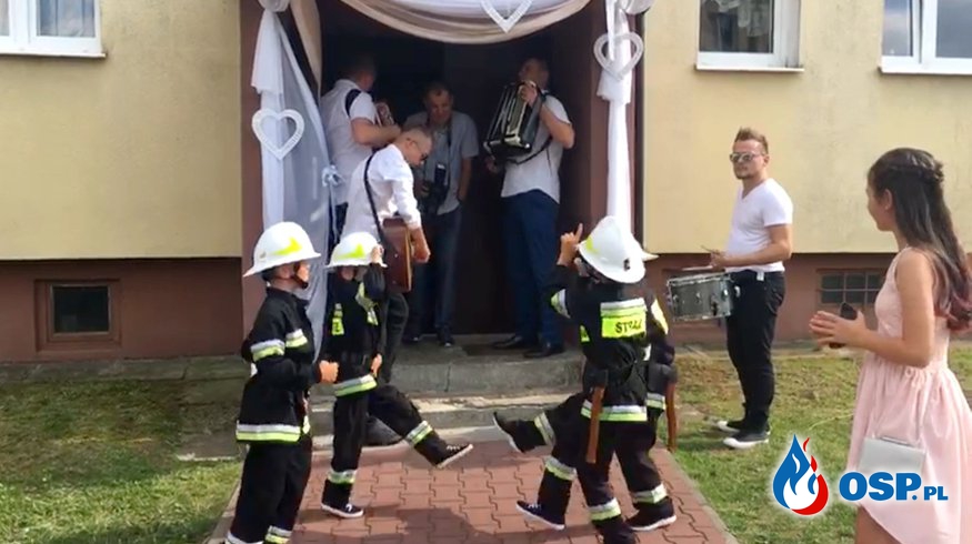 Mali Strażacy ze Stąporkowa skradli show młodej parze! [FILM] OSP Ochotnicza Straż Pożarna