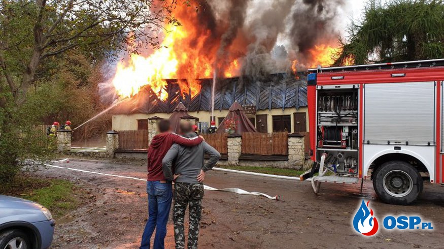 Pożar drewnianej karczmy w Lublinie. W akcji 10 zastępów strażaków. OSP Ochotnicza Straż Pożarna