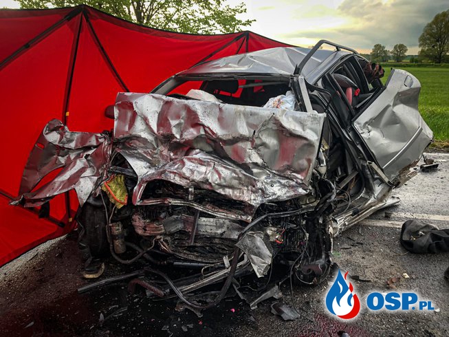 Dwóch kierowców zginęło w czołowym zderzeniu. Tragiczny wypadek pod Choszcznem. OSP Ochotnicza Straż Pożarna