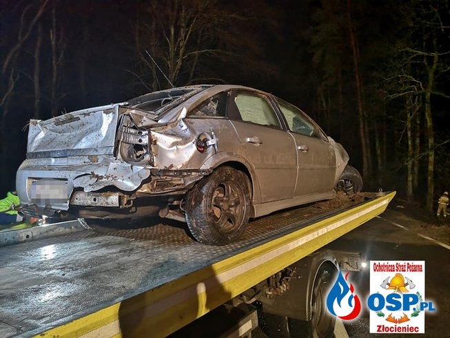 Auto uderzyło w drzewo na wysokości 2 metrów i dachowało OSP Ochotnicza Straż Pożarna