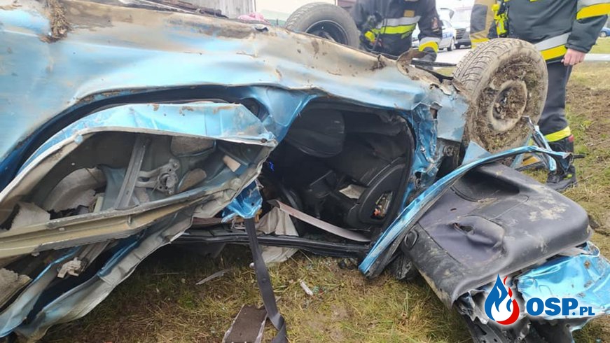 Groźny wypadek w Małopolsce. Kierująca uwięziona, dziecko wypadło z samochodu. OSP Ochotnicza Straż Pożarna