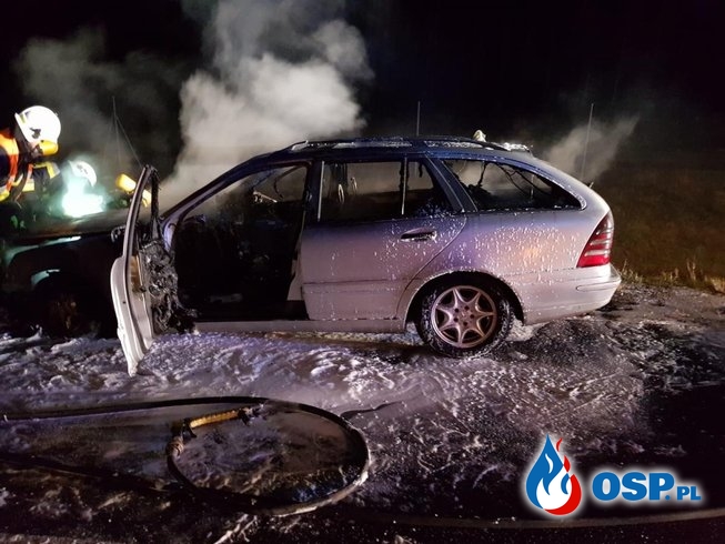 Mercedes zapalił się na autostradzie A4. Kierowca zdążył uciec przed ogniem. OSP Ochotnicza Straż Pożarna