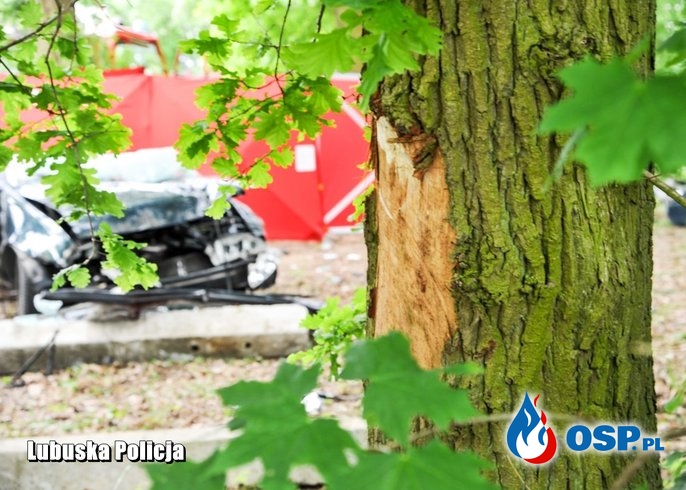 Trzech nastolatków zginęło w wypadku. Ich auto dachowało i uderzyło w mur. OSP Ochotnicza Straż Pożarna