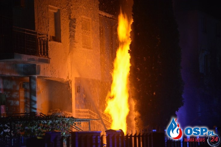 Kilkumetrowy słup ognia z przyłącza gazowego. Nocny pożar na warszawskiej Woli. OSP Ochotnicza Straż Pożarna