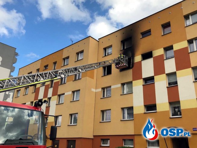 Mężczyzna zginął w płonącym mieszkaniu. Tragiczny pożar w Piekarach Śląskich. OSP Ochotnicza Straż Pożarna