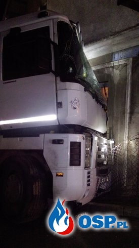 Przecław, auto ciężarowe uderza w dom! OSP Ochotnicza Straż Pożarna