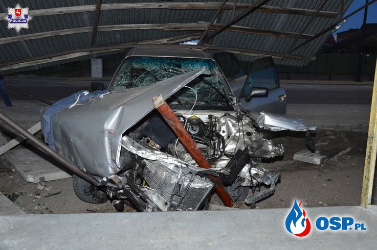 19-letni kierowca był pijany, prawo jazdy miał od dwóch miesięcy. W nocy zabił jedną osobę. OSP Ochotnicza Straż Pożarna