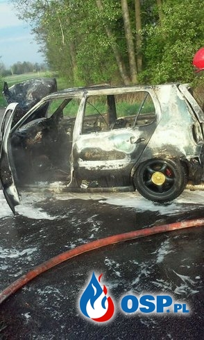 Volkswagen stanął w ogniu po czołowym zderzeniu z fordem OSP Ochotnicza Straż Pożarna