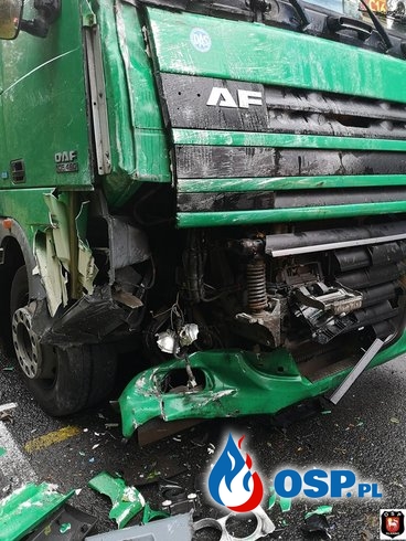 Tragiczne zderzenie karetki z ciężarówką. Zginęła przewożona pacjentka. OSP Ochotnicza Straż Pożarna