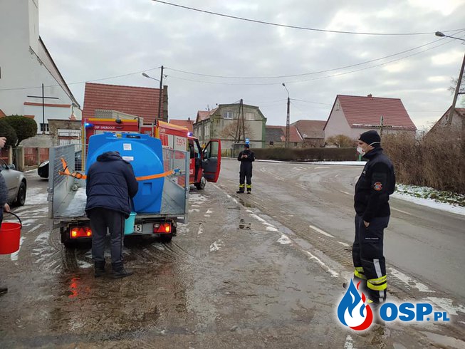 Strażacy OSP Grębocice dowożą wodę mieszkańcom. Wszystko przez awarię wodociągu. OSP Ochotnicza Straż Pożarna