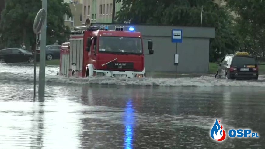 Strażacy wypompowywali wodę, usłyszeli krzyk. Mężczyzny nie udało się uratować. OSP Ochotnicza Straż Pożarna