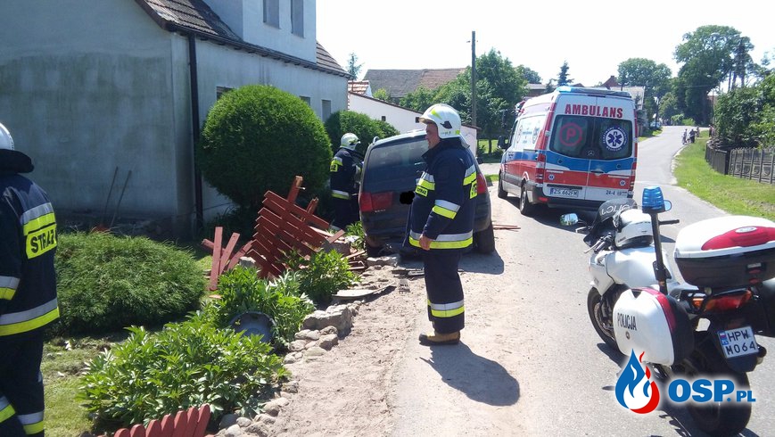 Samochód osobowy uderzył w ogrodzenie Pławno 24-06-2016r. OSP Ochotnicza Straż Pożarna