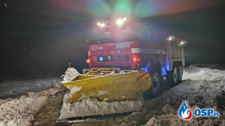 Karetka jadąca do porodu utknęła na zaśnieżonej drodze. Na pomoc ruszyli strażacy z pługiem. OSP Ochotnicza Straż Pożarna