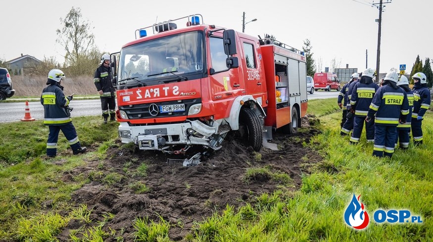 Wypadek strażaków OSP Witnica w drodze do akcji. Zderzyli się z autem i wypadli z drogi. OSP Ochotnicza Straż Pożarna