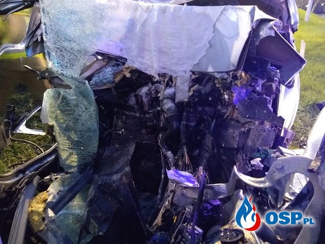 Tragiczny wypadek na A4. Samochód wbił się w betonowy filar. OSP Ochotnicza Straż Pożarna