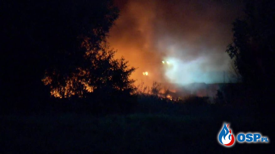 Gęsty dym, zawalony dach i 150 strażaków w akcji. Pożar magazynu w Konstancinie. OSP Ochotnicza Straż Pożarna