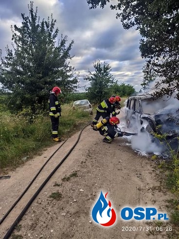 Auto terenowe zapaliło się po zderzeniu z drzewem OSP Ochotnicza Straż Pożarna