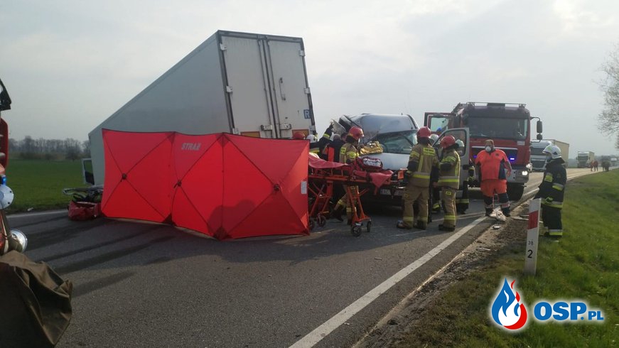 Groźny wypadek na DK 46. Zderzyły się ciężarówka, bus i samochód osobowy. OSP Ochotnicza Straż Pożarna