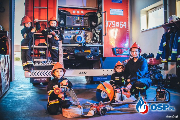 Druhowie, druhny i... maluchy na zdjęciach do strażackiego kalendarza OSP Ochotnicza Straż Pożarna