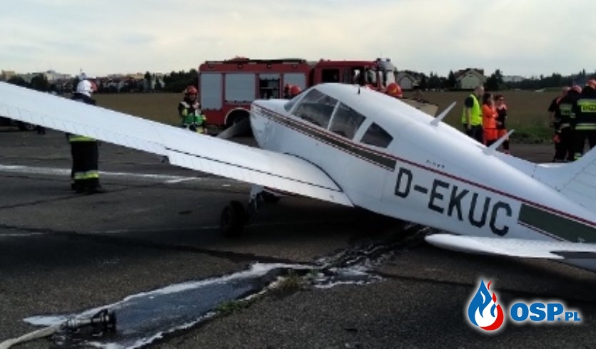 Awaryjne lądowanie samolotu z uszkodzonym podwoziem w Warszawie. OSP Ochotnicza Straż Pożarna