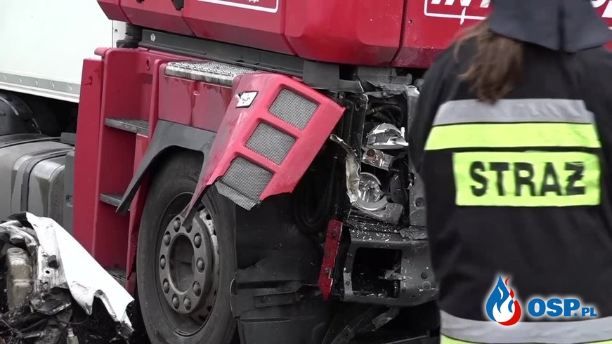 22-latek zginął w czołowym zderzeniu auta z ciężarówką OSP Ochotnicza Straż Pożarna