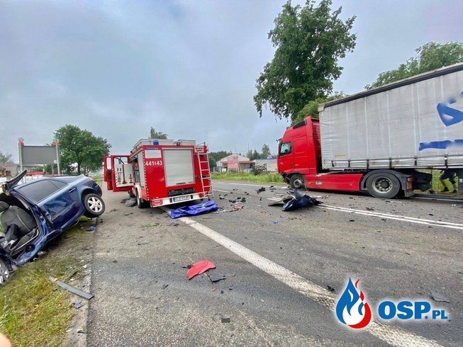 Czołowe zderzenie samochodu z ciężarówką. Jedna osoba zginęła, kolejna jest ranna. OSP Ochotnicza Straż Pożarna