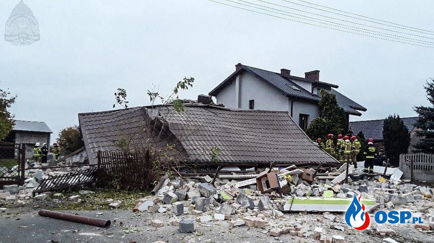 Dom zawalił się po wybuchu w Kaczorowie. Starsza kobieta trafiła do szpitala. OSP Ochotnicza Straż Pożarna