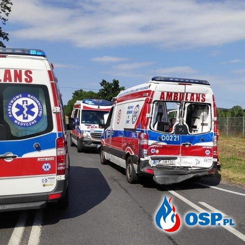 Wypadek karetki pogotowia na DK12. Ucierpiał przewożony w ambulansie pacjent. OSP Ochotnicza Straż Pożarna