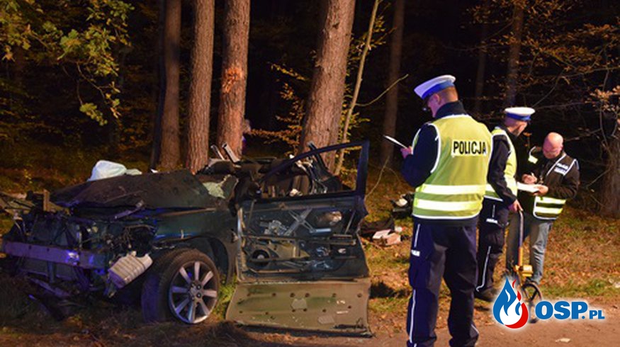 Auto rozbiło się na drzewie. Trzy młode kobiety nie żyją. OSP Ochotnicza Straż Pożarna