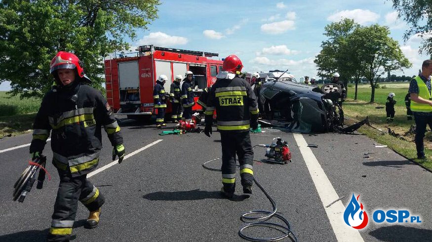 Tragedia na krajowej 5. Nie żyje jeden z kierowców, 7-latka zabrana przez LPR. OSP Ochotnicza Straż Pożarna