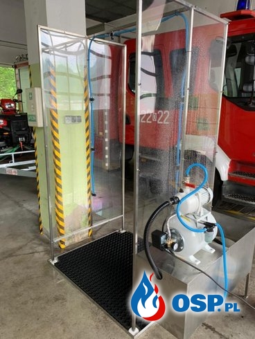 Strażacy z OSP Kazimierz zbudowali kabinę do dezynfekcji. Pomoże w walce z koronawirusem. OSP Ochotnicza Straż Pożarna