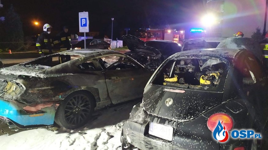 Ogromny, nocny pożar samochodów na parkingu w Lesznie OSP Ochotnicza Straż Pożarna