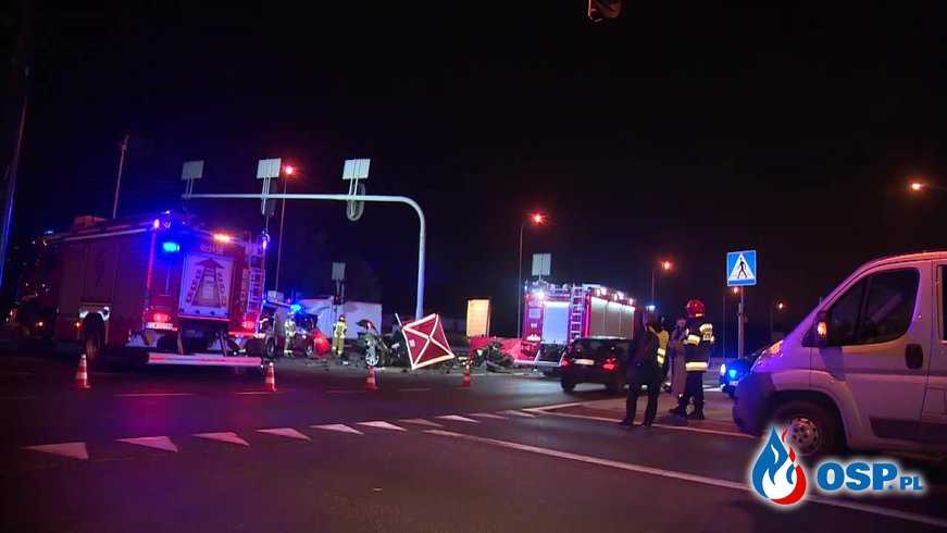 BMW rozpadło się po zderzeniu z latarnią. Zginęły trzy młode osoby. OSP Ochotnicza Straż Pożarna