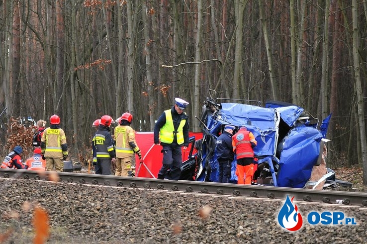 Kabina ciężarówki w kawałkach, po wypadku na przejeździe kolejowym! OSP Ochotnicza Straż Pożarna