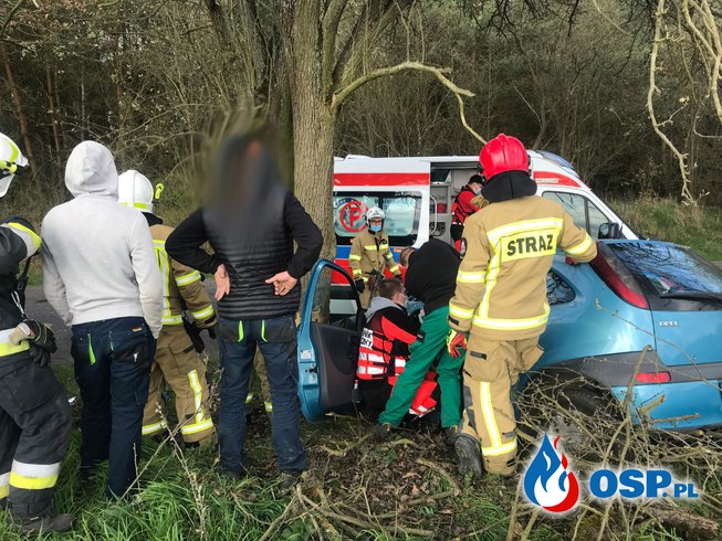 88/2021 Wypadek - auto uderzyło w drzewo OSP Ochotnicza Straż Pożarna