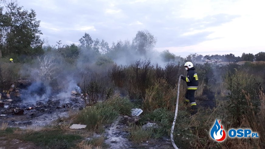 Pożar dzikiego wysypiska śmieci i suchej trawy w miejscowości Mokra OSP Ochotnicza Straż Pożarna