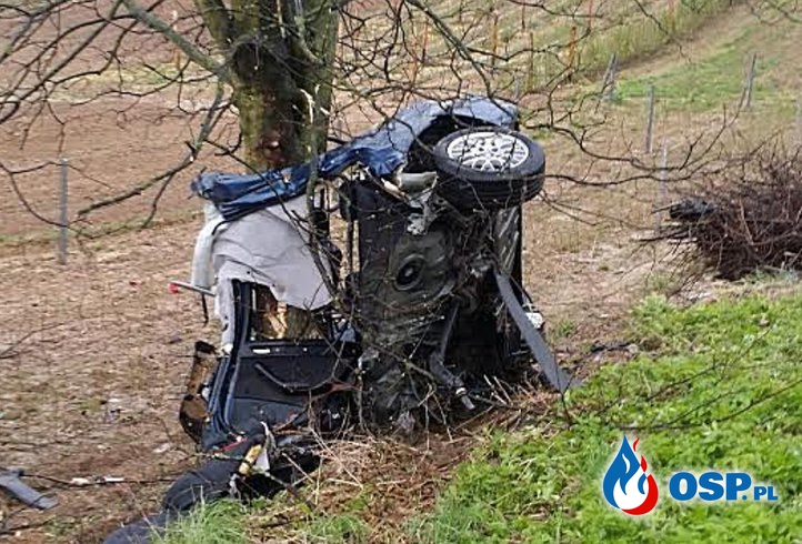 BMW rozpadło się na dwie części. 18-letniego kierowcy nie udało się uratować! OSP Ochotnicza Straż Pożarna
