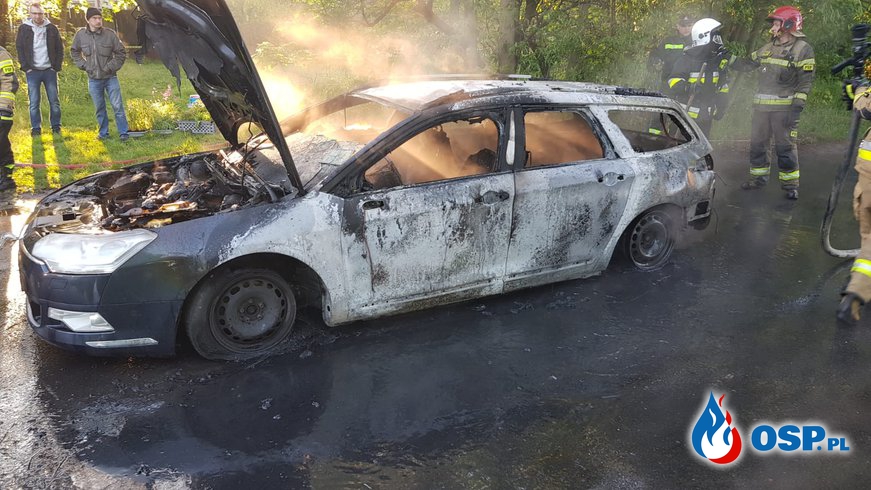 Samochód zapalił się podczas jazdy. Pożar na gminnej drodze pod Zgierzem. OSP Ochotnicza Straż Pożarna